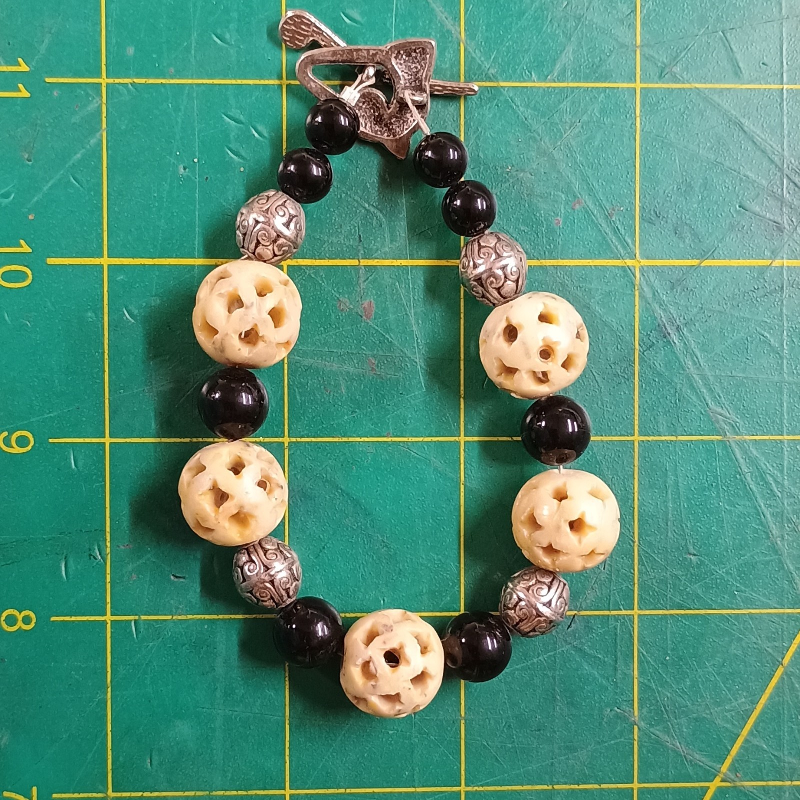 Star Carved Creamy Agate And Black Onyx Beads Silver Tone Clasp bracelet