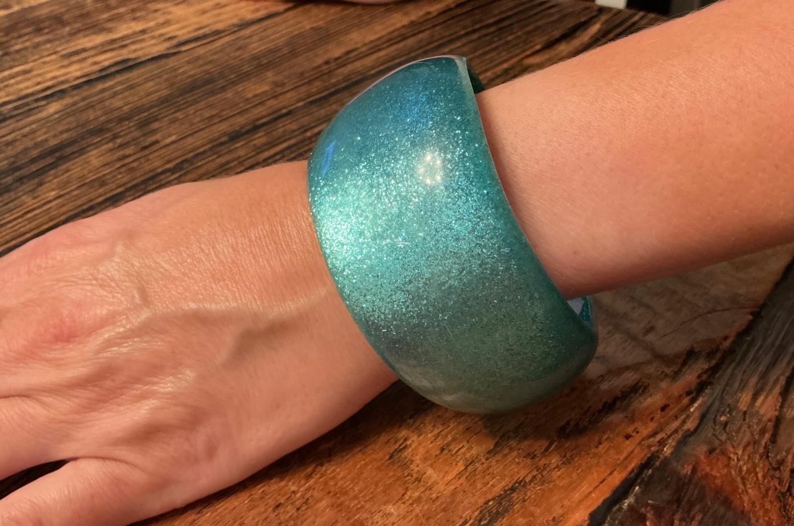 Vt Green-Blue Sparkling Lucite Wide Wave Bracelet, Diameter 2,6 Inches, 84,4gr