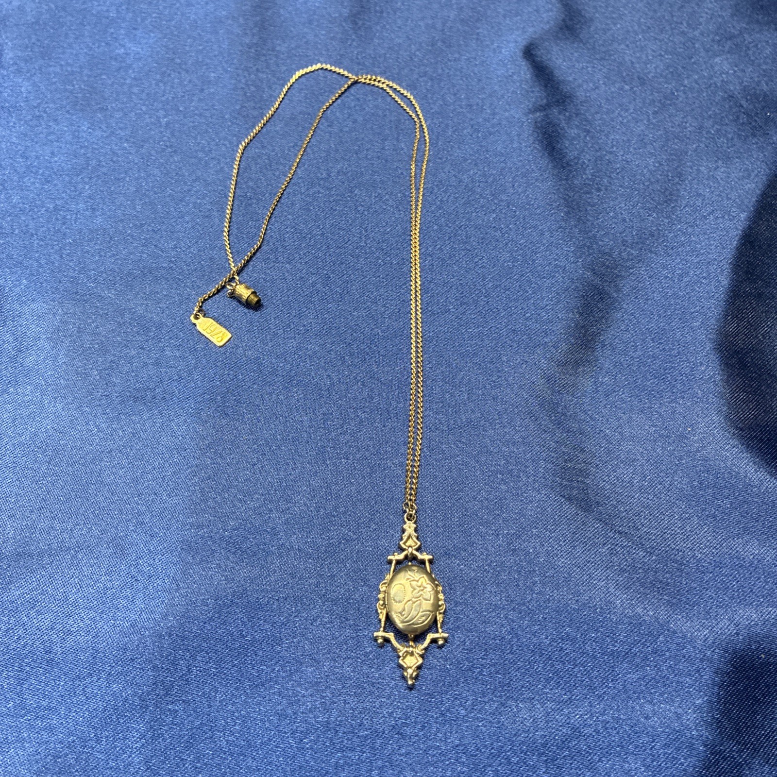1928 Gold-Tone 18.5″ Necklace Oval Locket pewter details – Barrel-Closure – #16