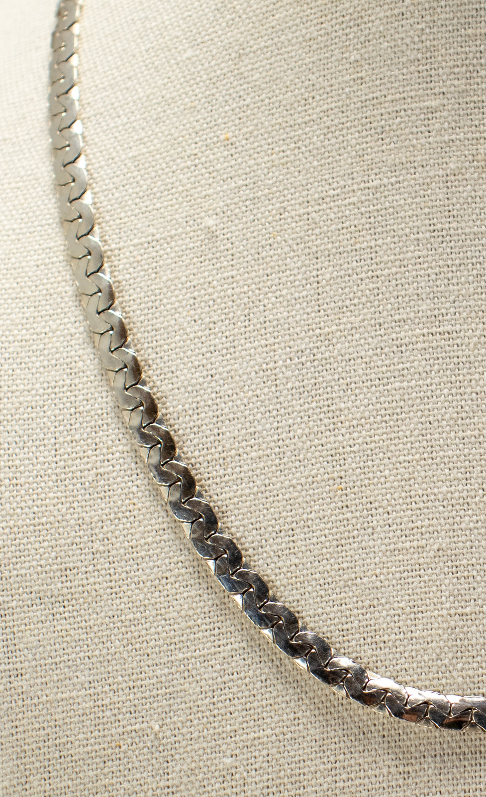 Half-moon link chain | Timeless silver chain | Elongated and supple