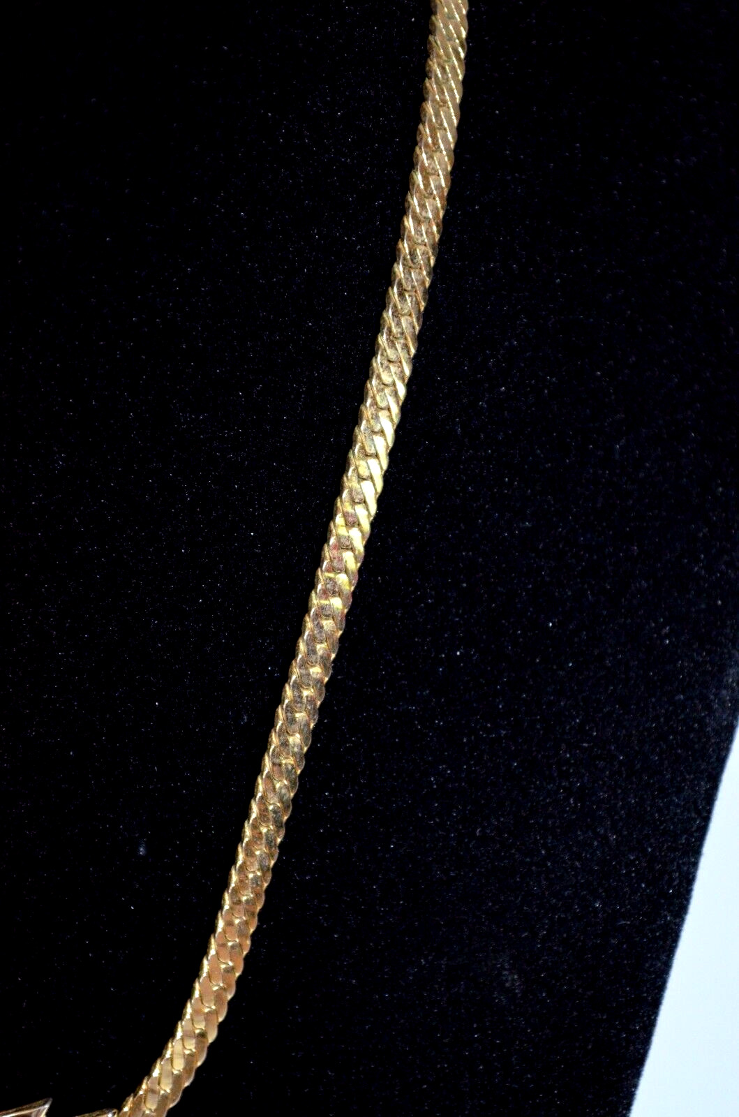 Vtg Gold Tone Herringbone CHOKER Necklace w/ Cream Enamel Pointed Pendant 16″