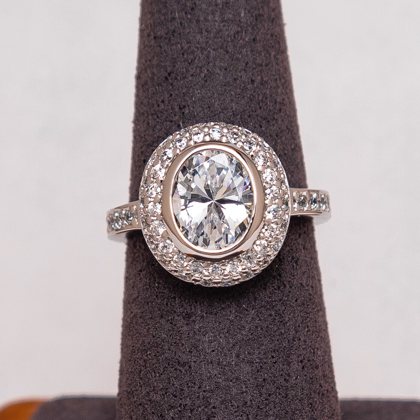 CRISLU Oval Ring – Sterling Platinum 3.1cctw – Perfect Condition – Size 7