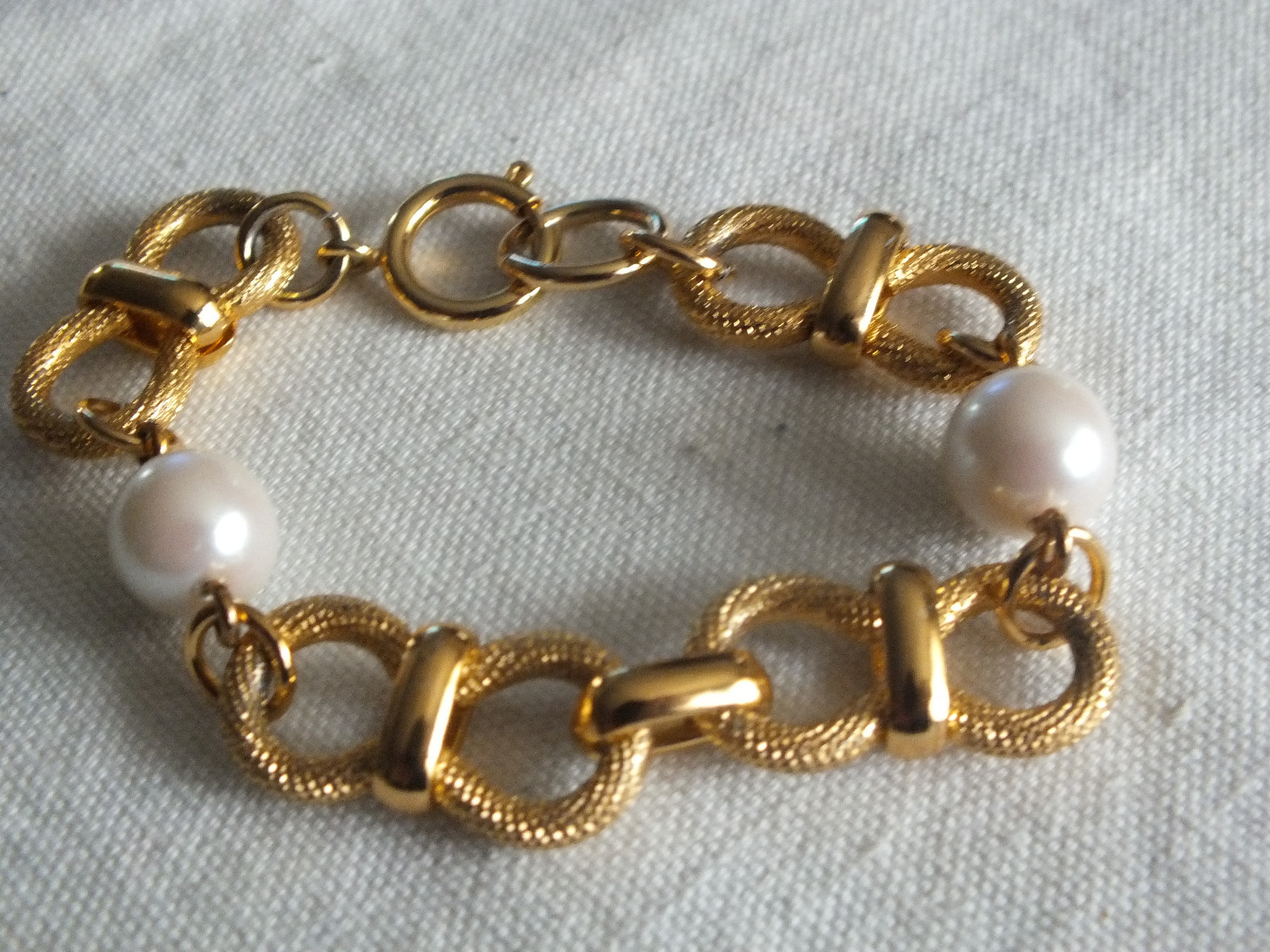 Beautiful Clasp Bracelet Gold Tone Textured Fx Pearls 1/2 ” Wide x 7 1/2″ Lg WOW