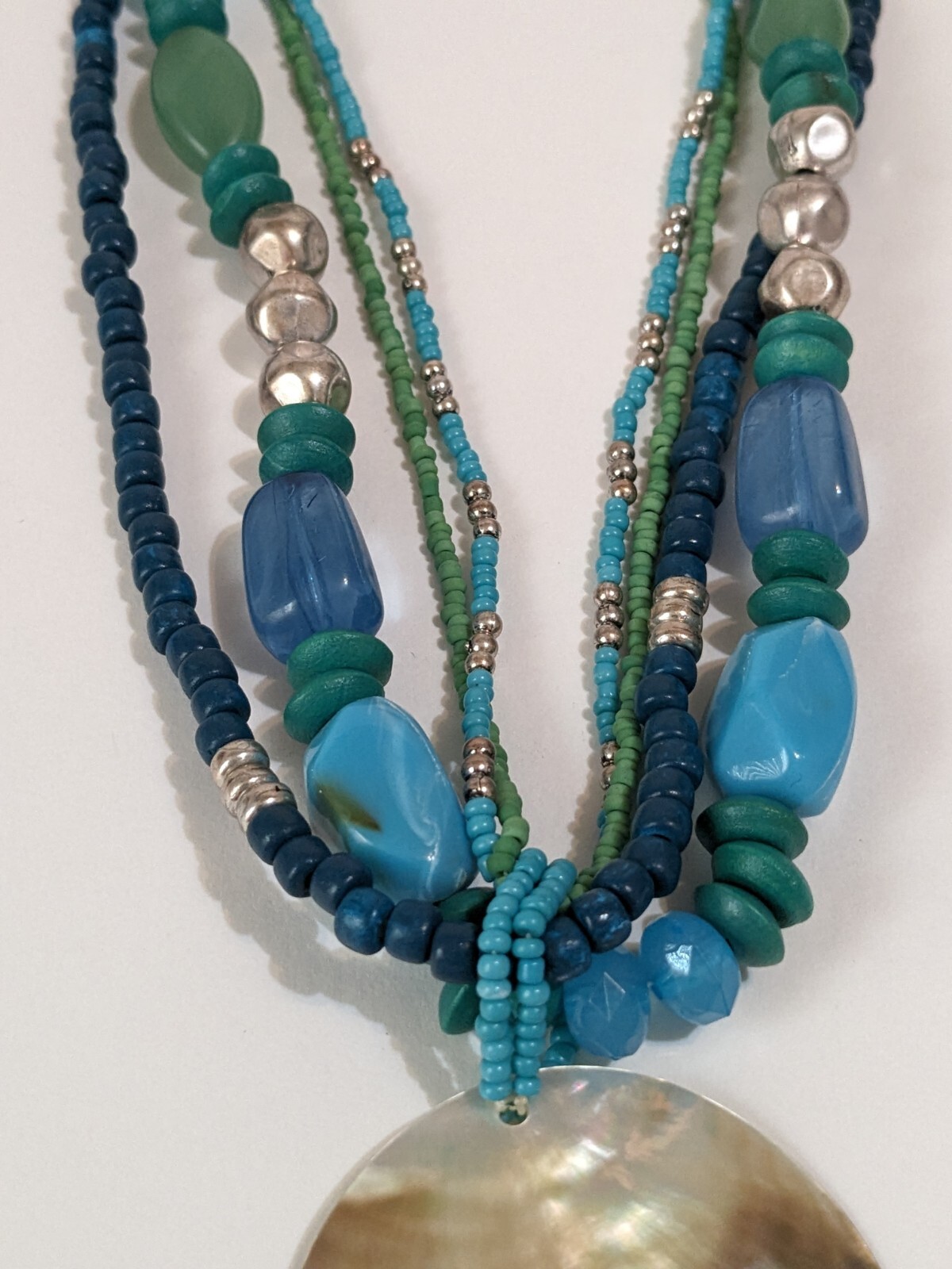 NY & CO Layered Acrylic & Wood Beaded Necklace, Shell Pendant 18″ Multicolored.