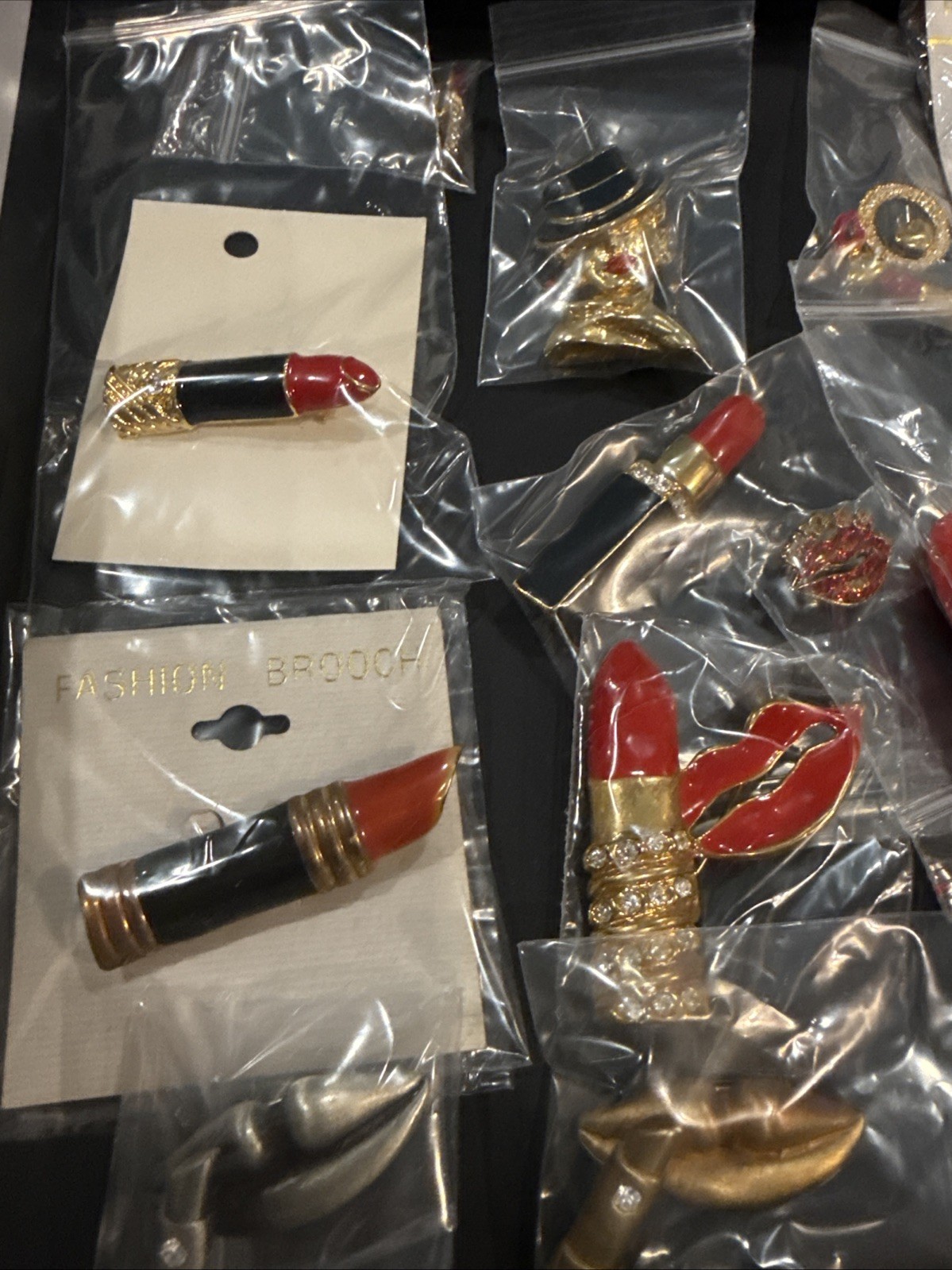 Lot Vintage Multicolor Costume Brooches/pins Lipstick Lips Makeup Kiss #G