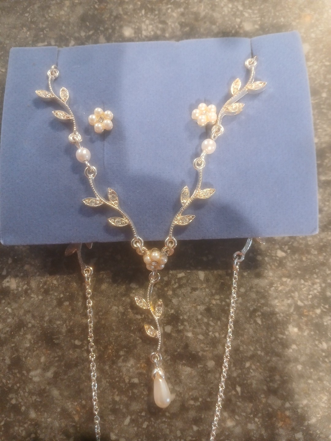 NECKLACE SET 2004 AVON Beautiful Rhinestone Pearlesque Vine Necklace/Earring