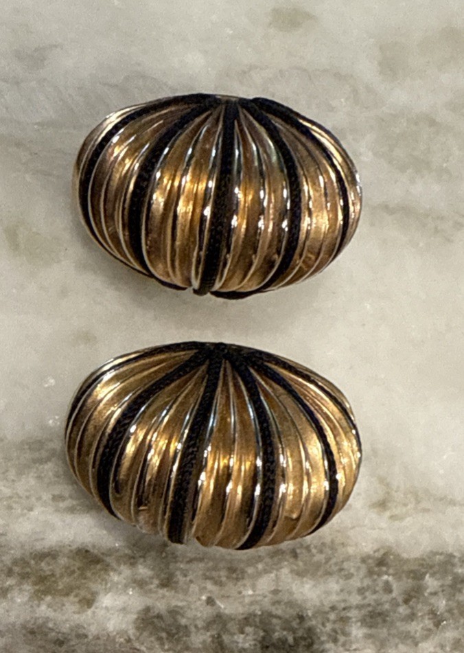 Vintage Gold Tone Black Enamel Shrimp Dome Earrings non pierced -M113