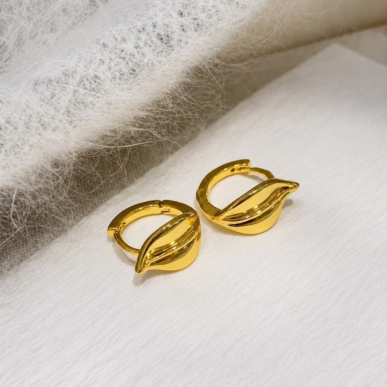 18K Gold Plated Leaf Huggie Hoop Earrings Chunky Statement Leaf Earrings A32