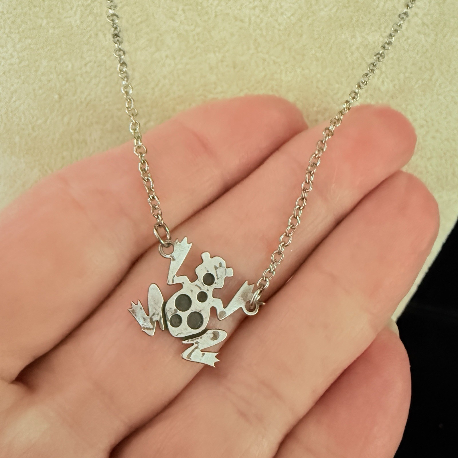 ADORABLE SILVER TONE LITTLE TOAD/FROG SHORT CHAIN LINK NECKLACE-15″ (179)
