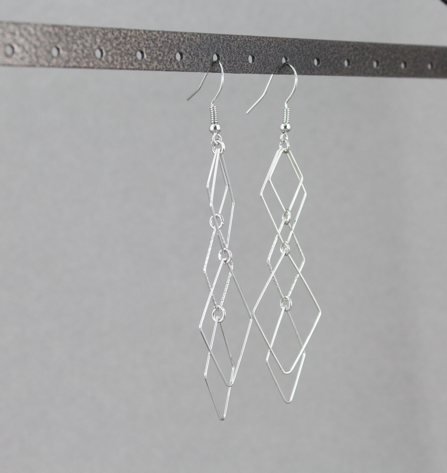 Silver chandelier earrings dangle pendant wiggly flowy 3.5″ long Very Liteweight