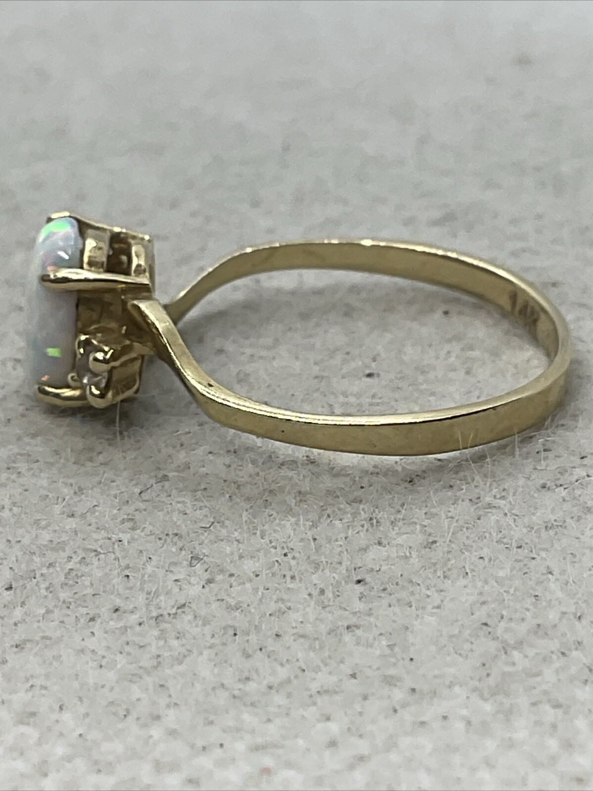 CUTE Solid 14K Yellow Gold 0.54CTW Created Opal & White CZ Ring 1.7gr. Size 7.5