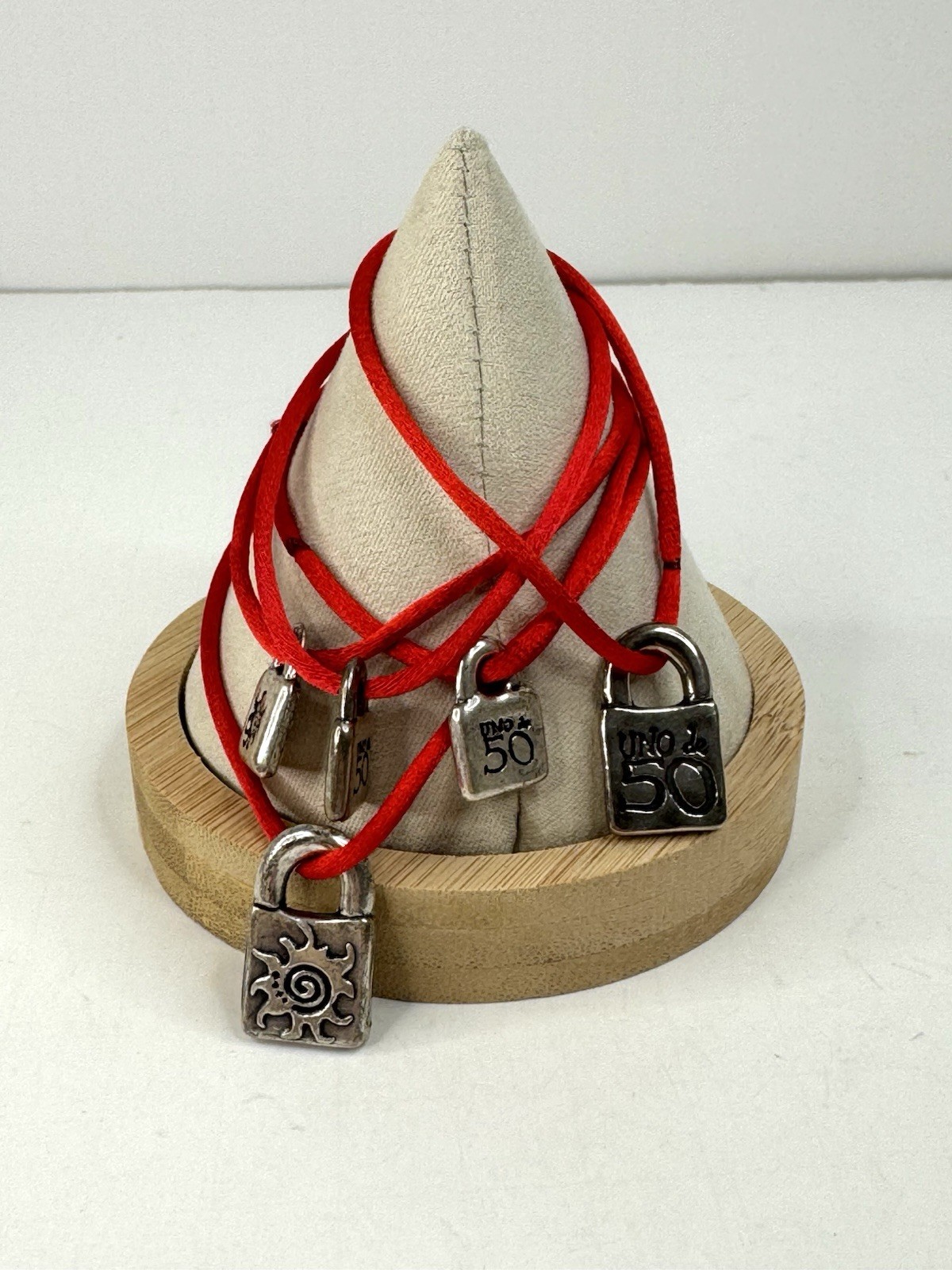 UNO de 50 Red Cord Silver PadLock Charm Bracelets Lot of 5 w/ Bag & COA Spain