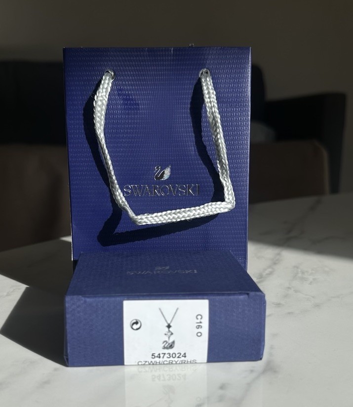*BRAND NEW* Swarovski Swan Crystal Pendant Necklace Rose Gold (Price Negotiable)