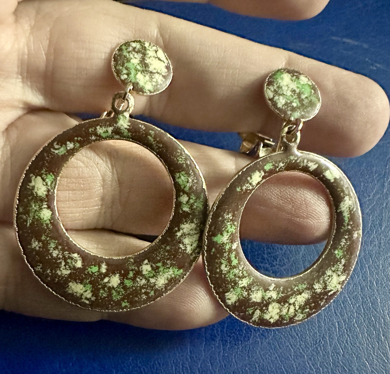 Vintage Brown/Green/ivory Speckled ENAMEL 1960s clip-on Dangle HOOP Earrings
