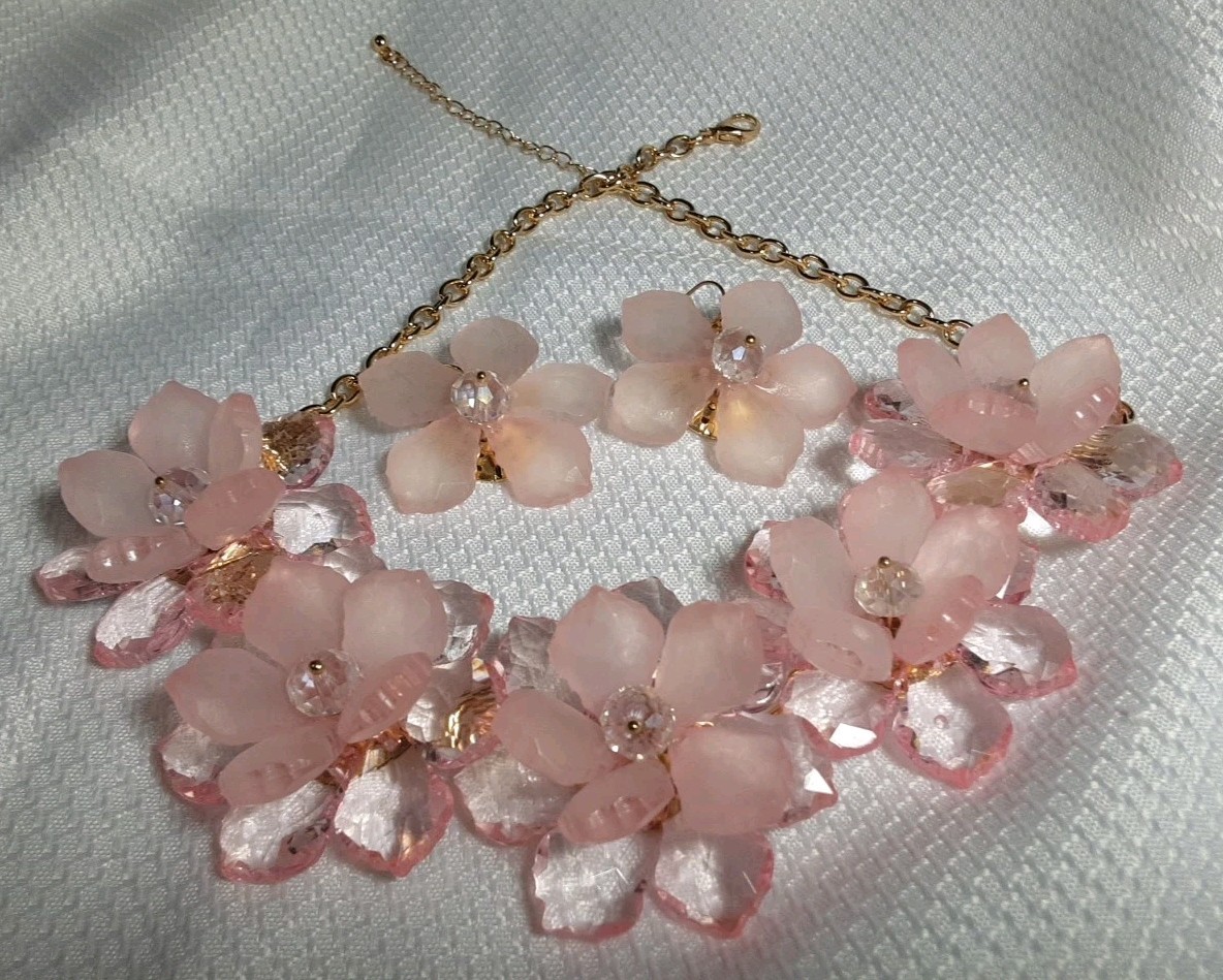 Necklace Earring Gold Tone Matching Set Pink Large 3D Chunky 2″ Flowers Pierce