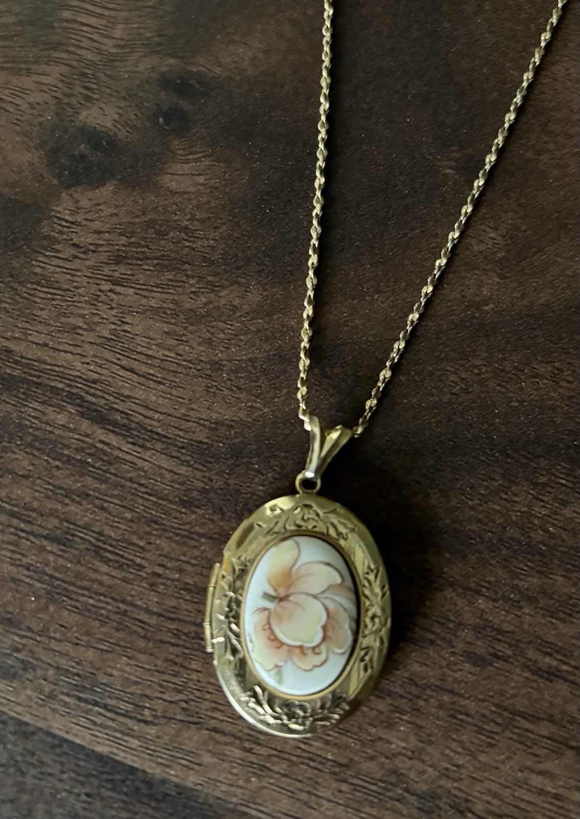 Vintage Gold Tone Oval Floral Locket Necklace Hand Painted Flower Pendant
