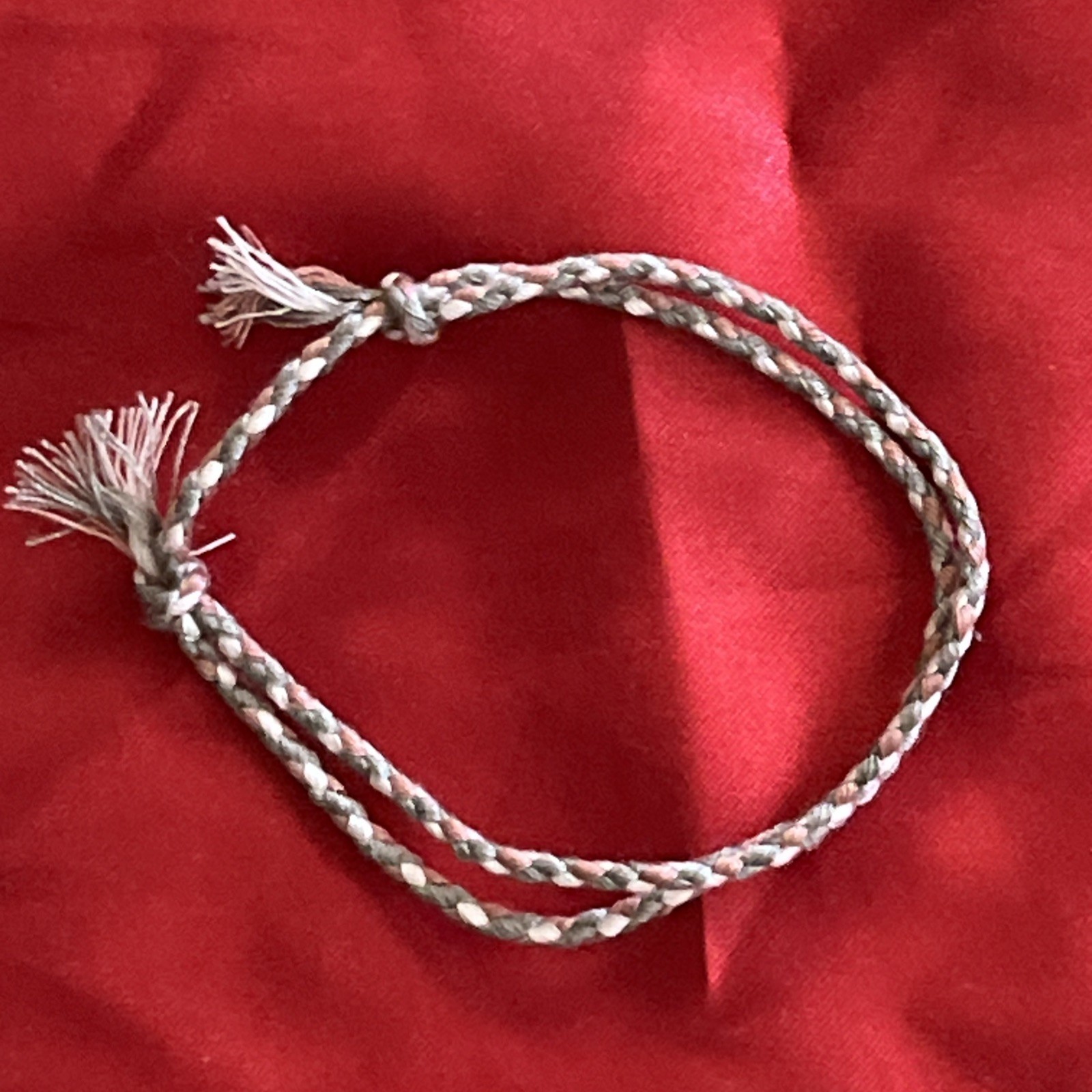 NEW BOHO BRAIDED THREAD FRIENDSHIP BRACELET ADJUSTABLE GRAY ROSE WHITE NIP