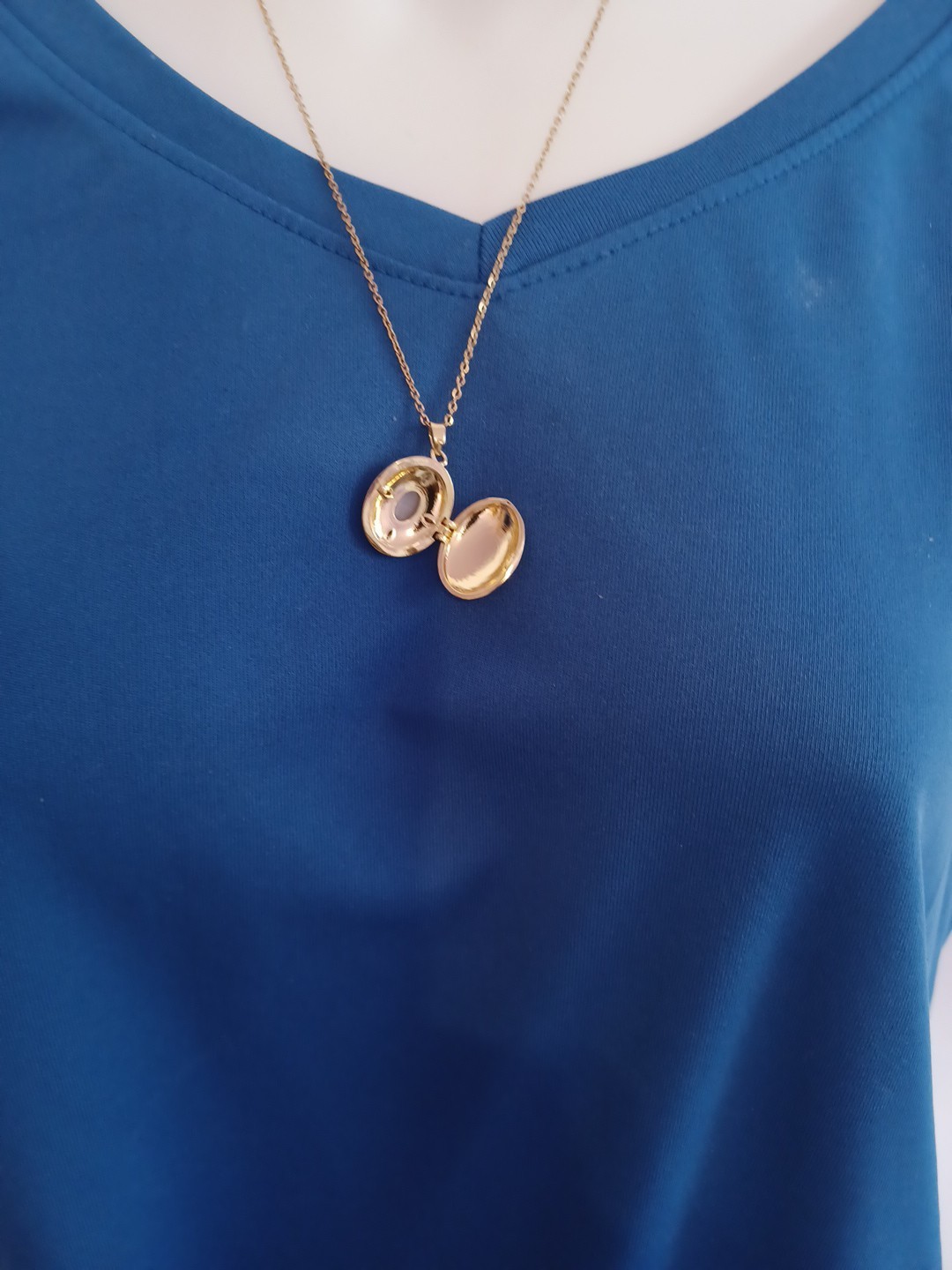 Gold Tone Locket Necklace Round Open Pendant 21″ White