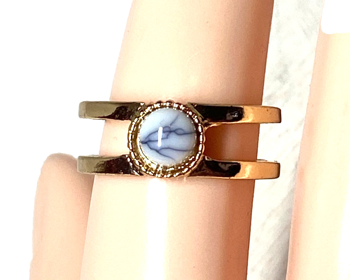 Gold Tone Split Shank Faux Howlite Stone Ring Size 8