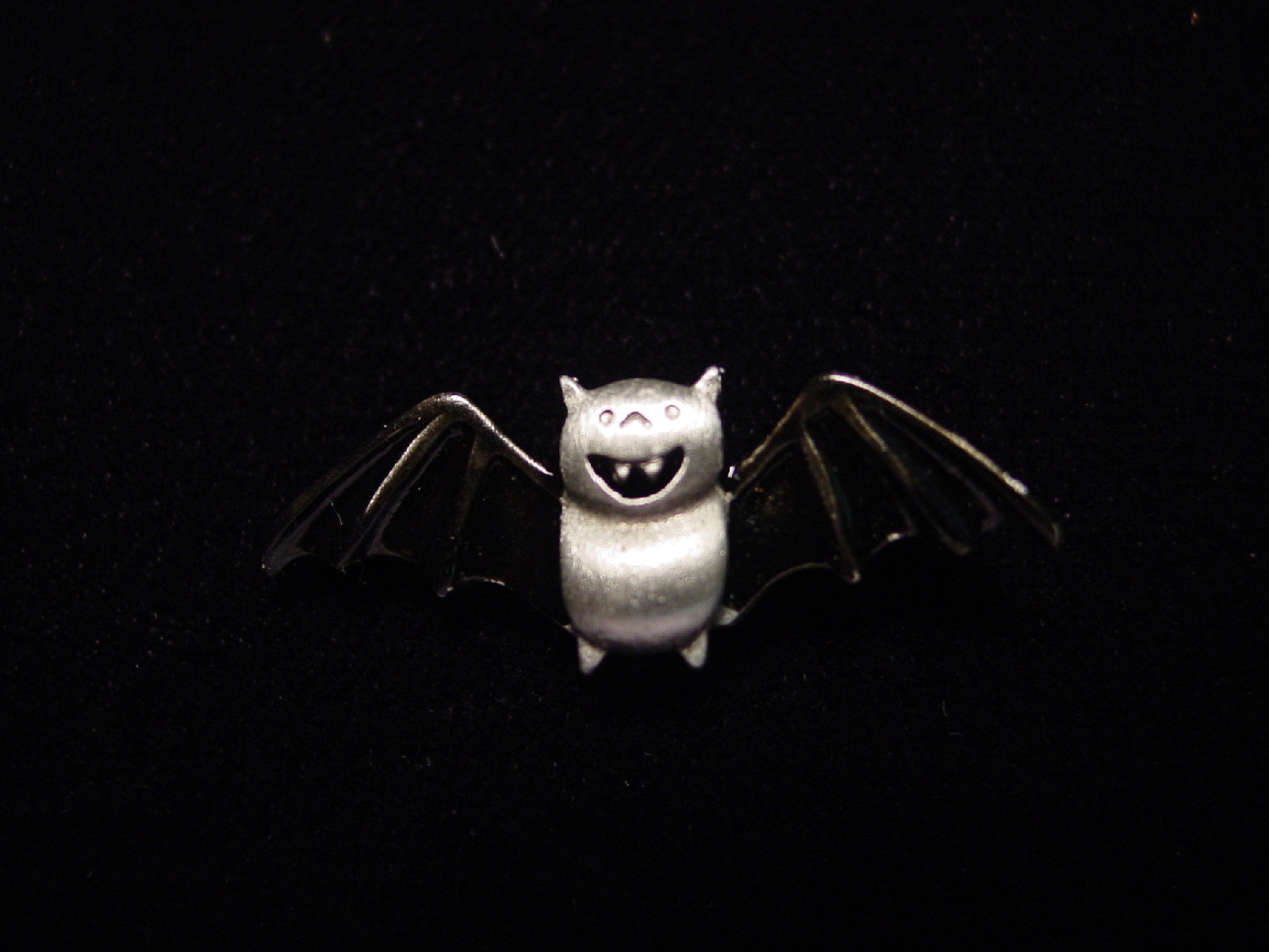 “JJ” Jonette Jewelry Pewter ‘Flying Bat’ Tack Pin ~ Halloween