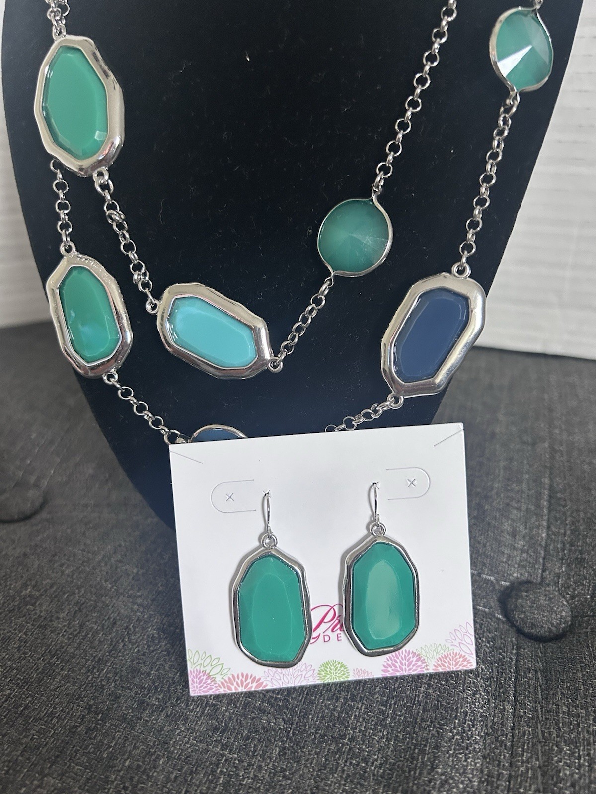 Premier Designs Kelly Green Dangle Earrings and Blue Green Necklace Set