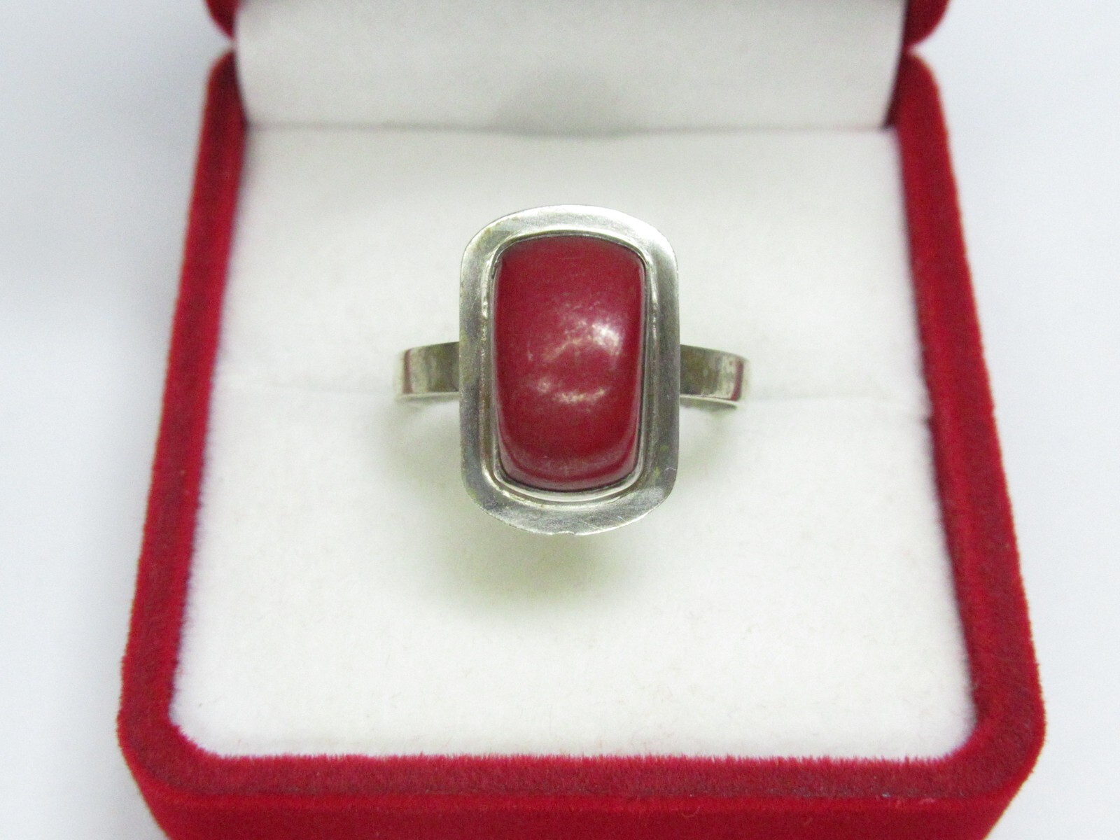 Women’s 925 sterling silver ring, coral, 3 gr., size 7,5.