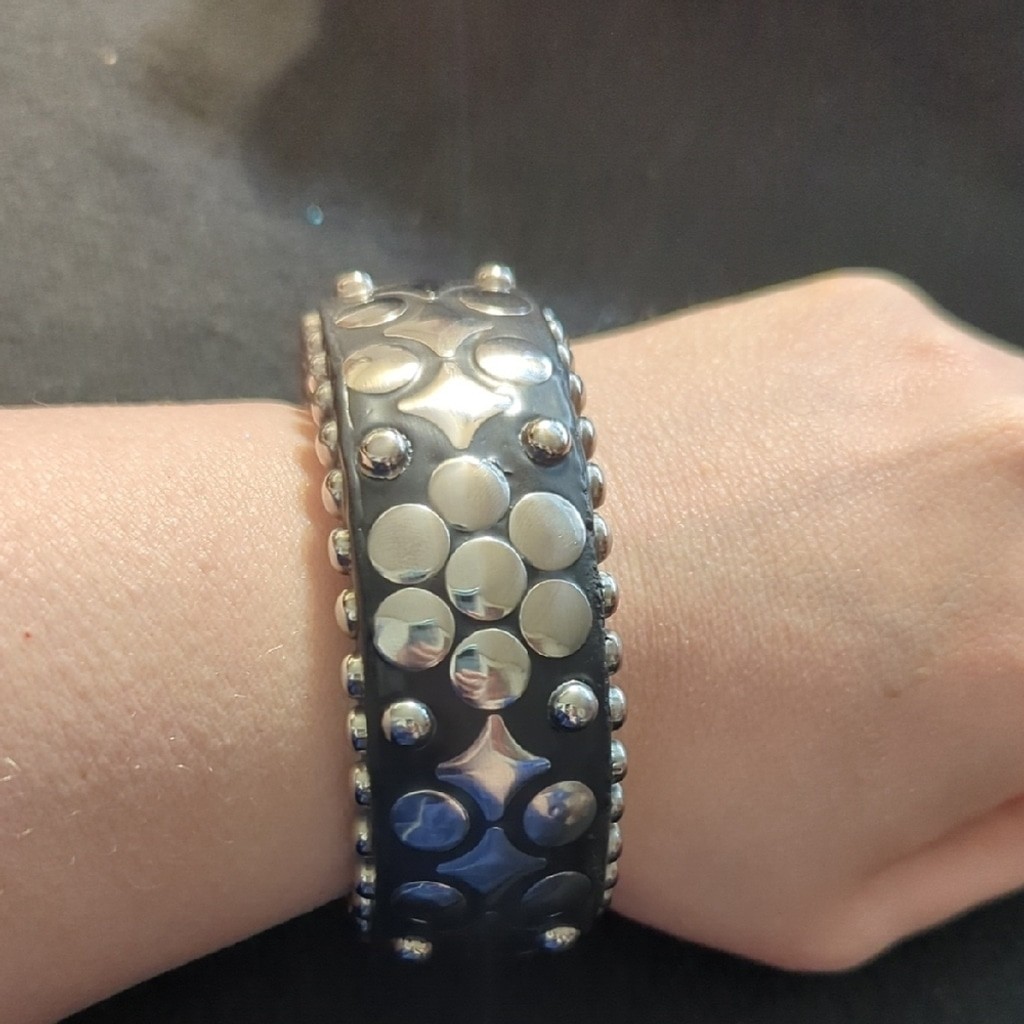 Antika Collection Silver Tone Black Enamel Wood Studded Floral Chunky Bracelet