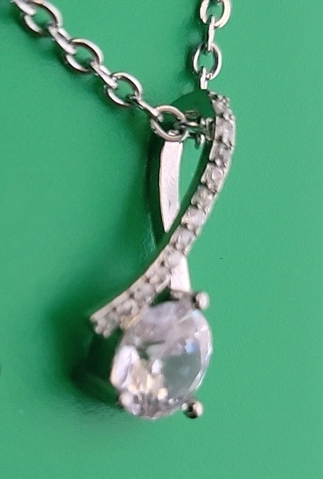 Beautiful Silver Tone Chain Necklace W/pendant