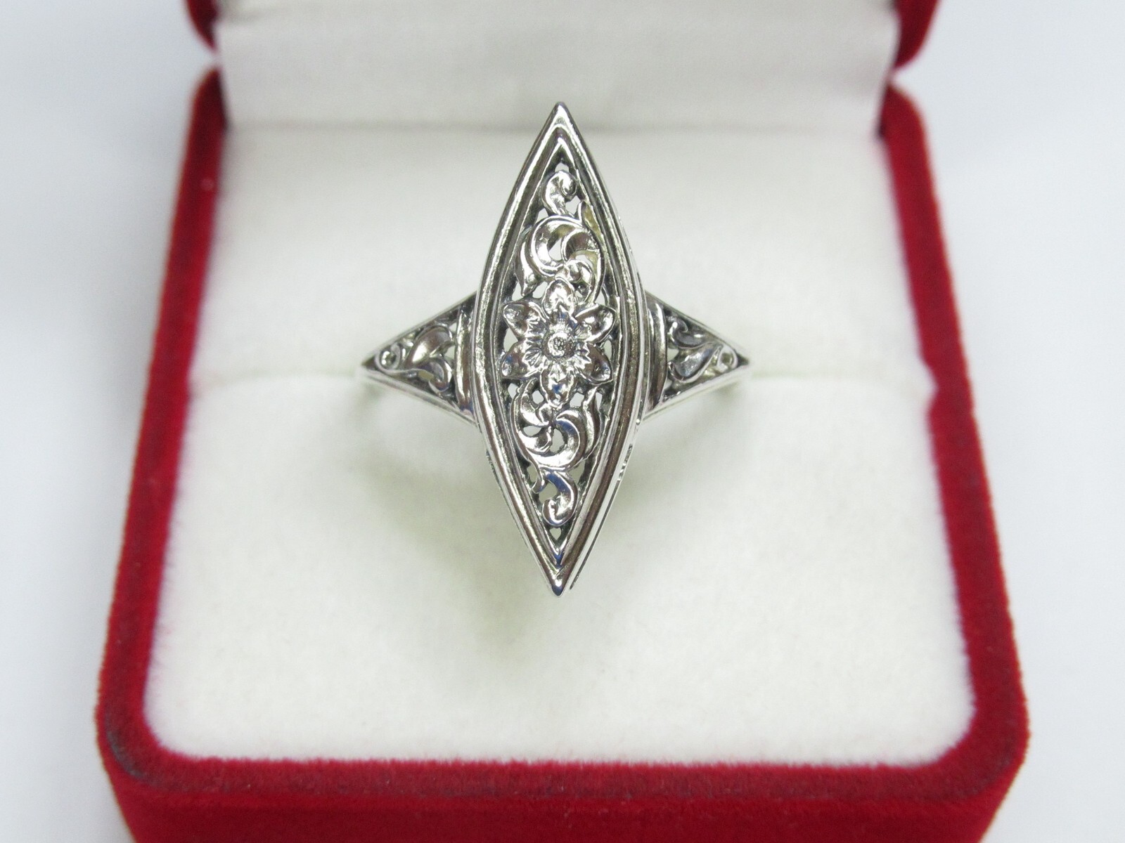 Women’s 925 sterling silver ring, 3,84 gr, size 8,75.