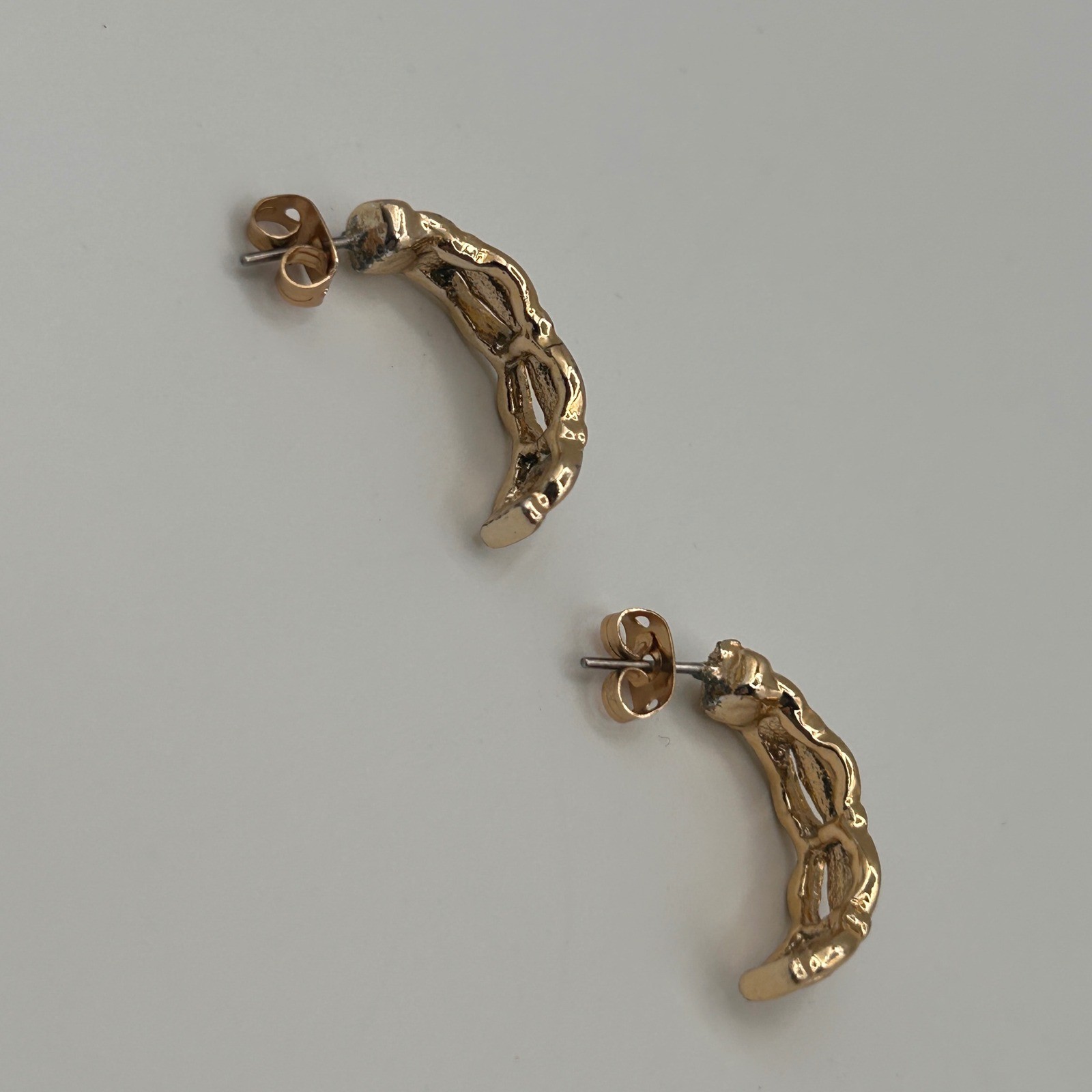 Gold Tone Textured Open Link J-Hoop Earrings Post Back 0.75 Inch