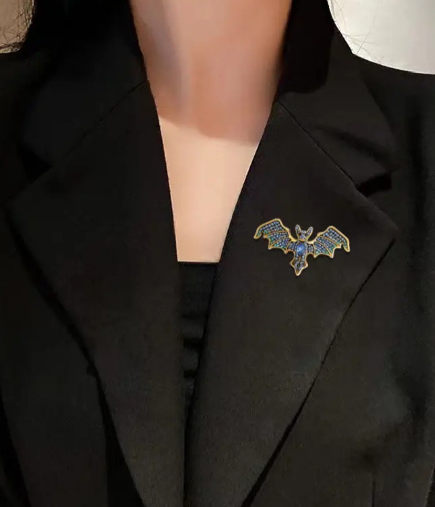 BLUE RHINESTONE BAT PIN BROOCH~HALLOWEEN COSTUME ACCESSORY~WICKED WITCH~VAMPIRE