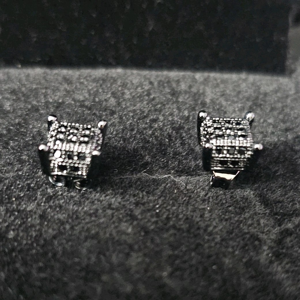 5.8mm Square Black Cluster Stud Earrings – Metal