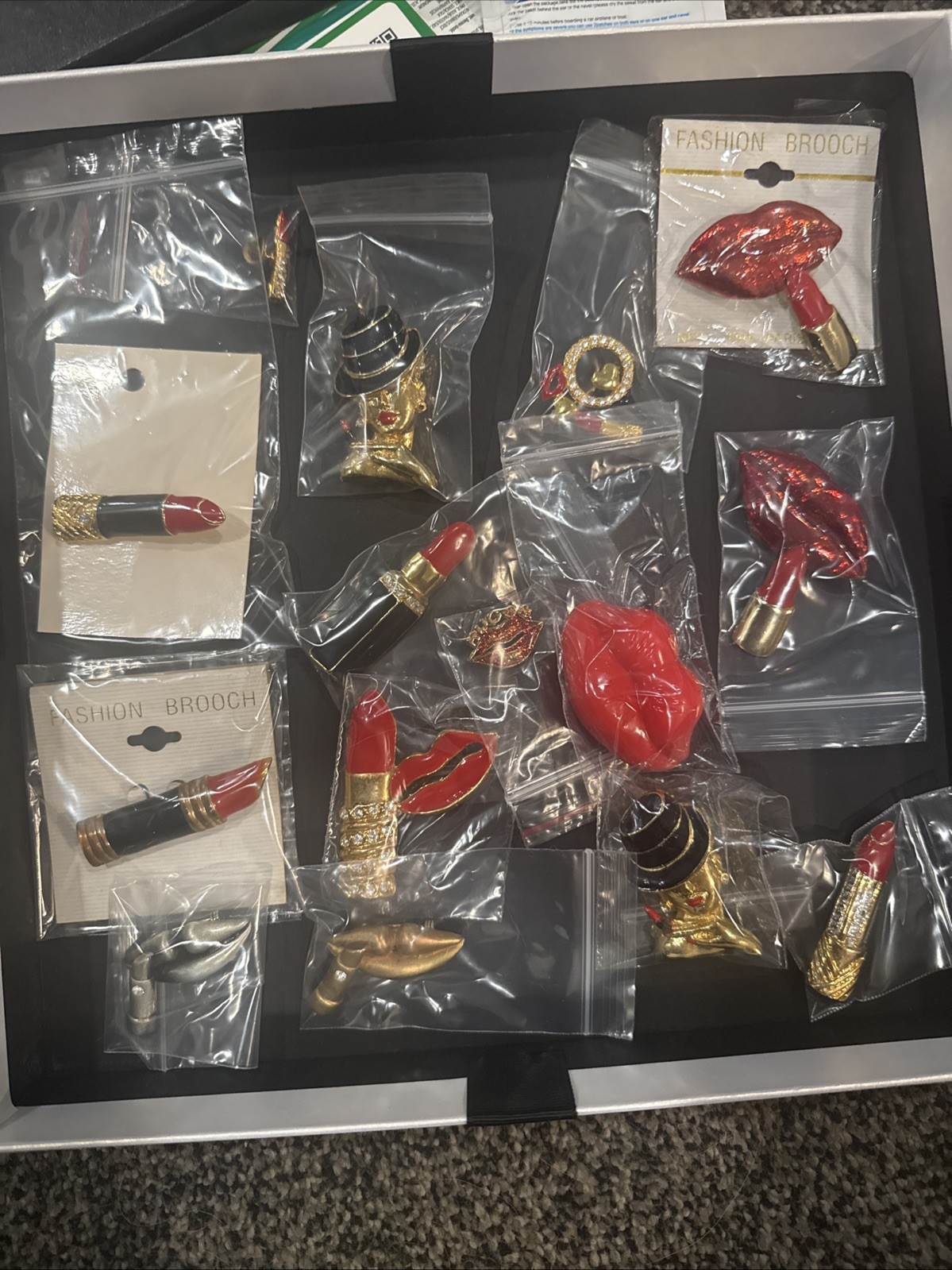 Lot Vintage Multicolor Costume Brooches/pins Lipstick Lips Makeup Kiss #G