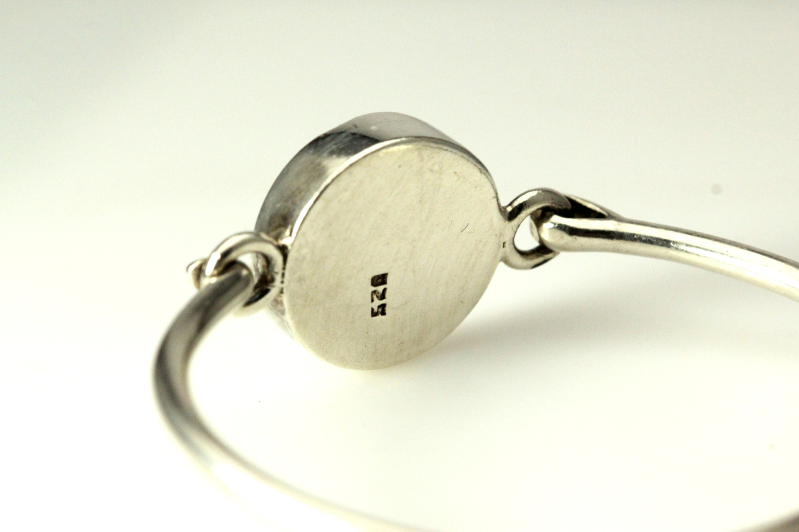 Engravable sterling silver bangle, faint engraving visible 13.6 grams (BR3724)