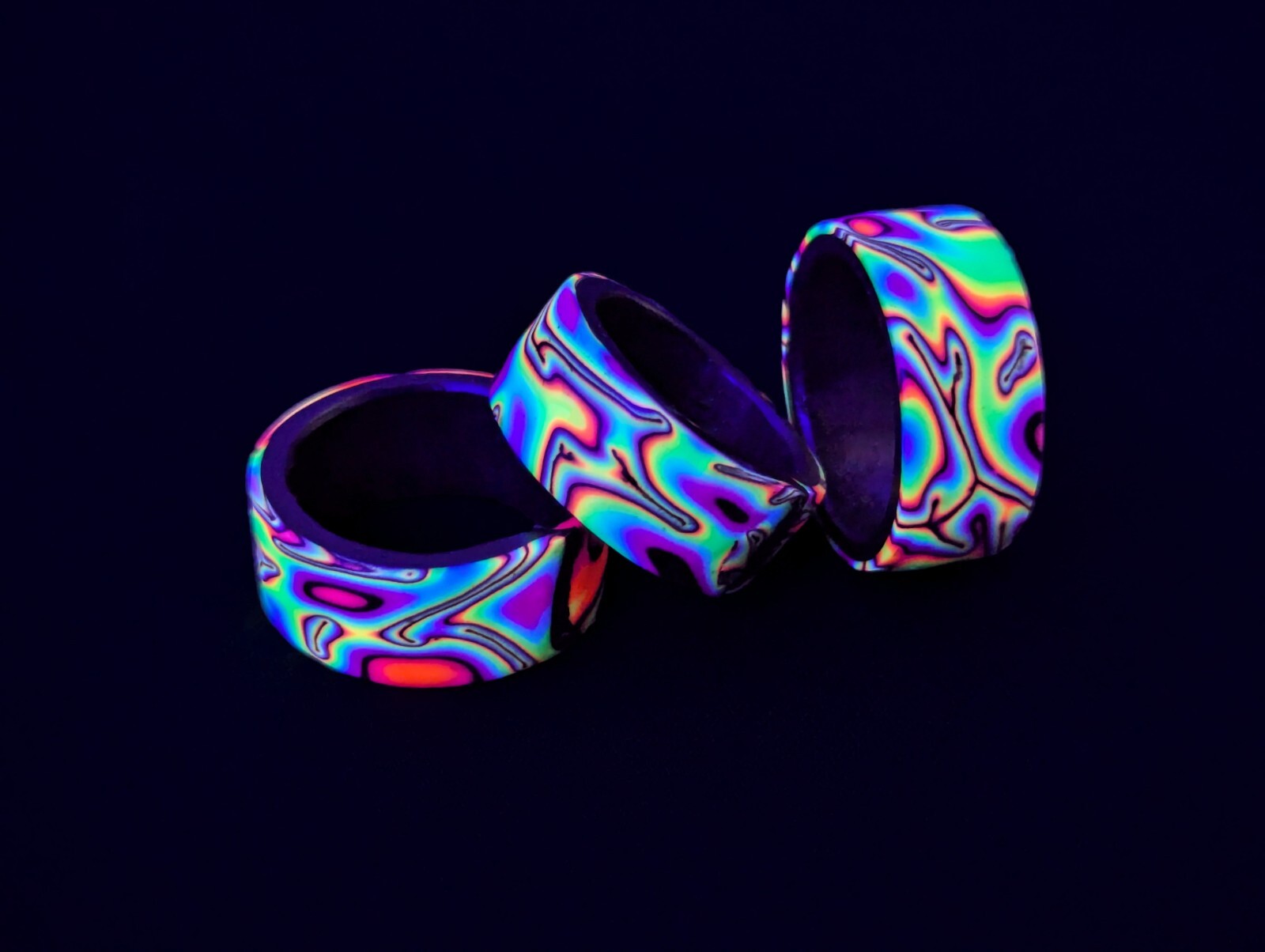 UV Ring Band, With a Psychedelic Neon Wavy Design Sizes 17mm – 21mm