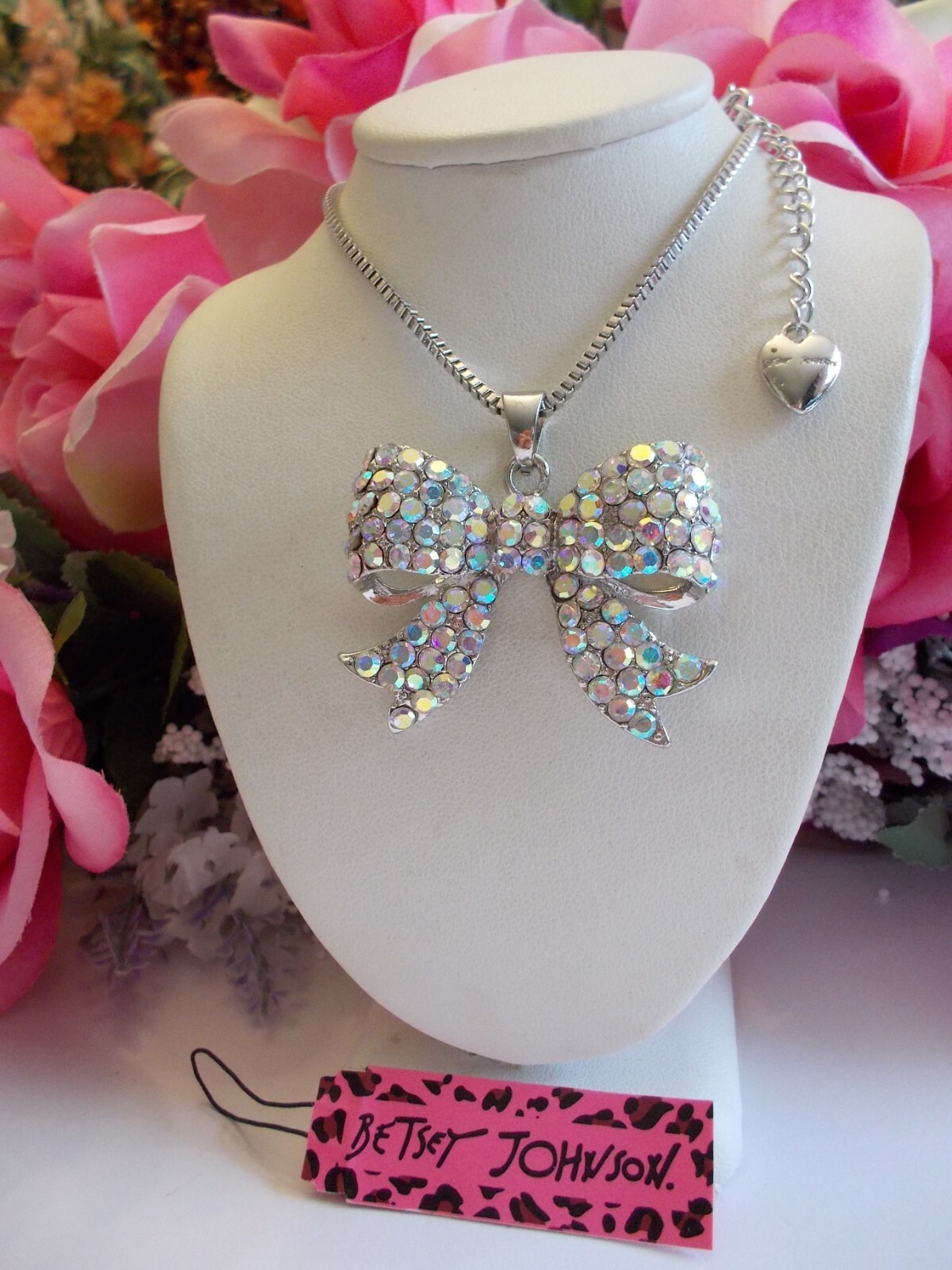 BETSEY JOHNSON BEAUTIFUL CLEAR CRYSTAL BOW TIE SILVER TONE PENDANT NECKLACE