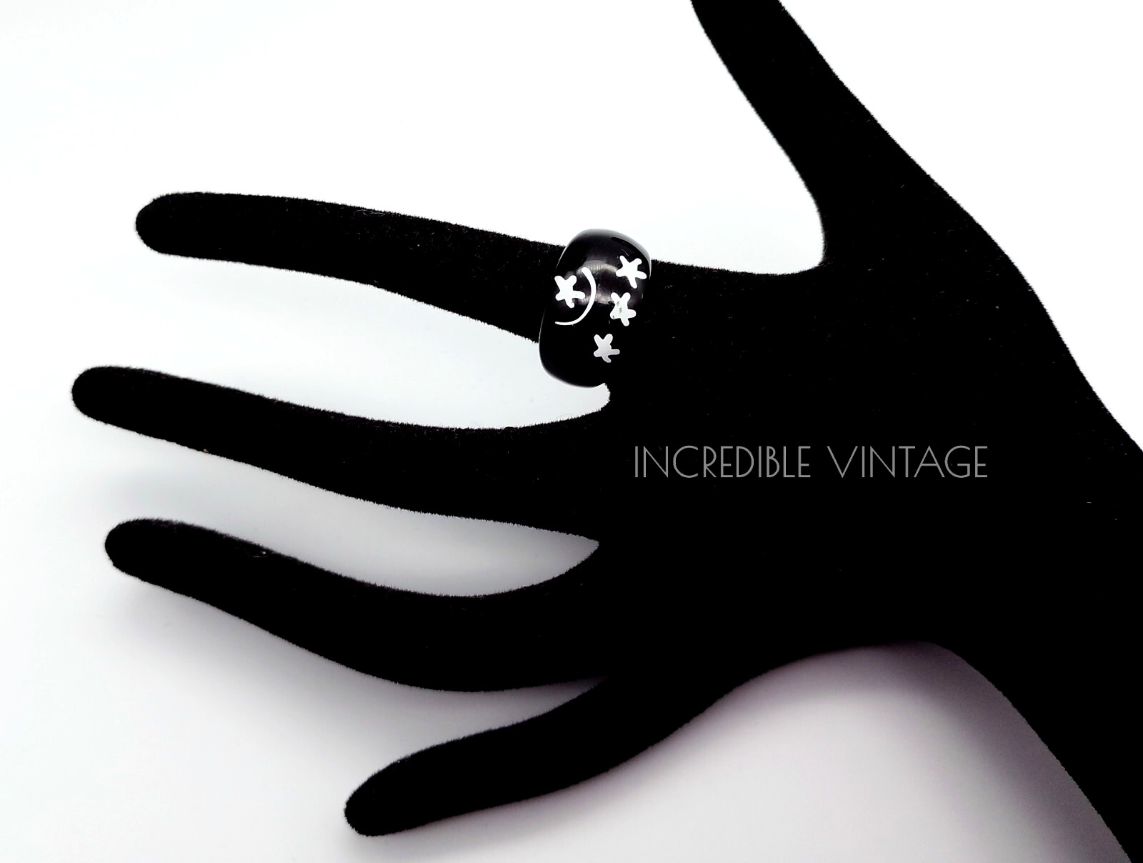 Vintage 1960s Black & White Lucite Bubble Ring Star Design Size R.5 US 8.75 Boho