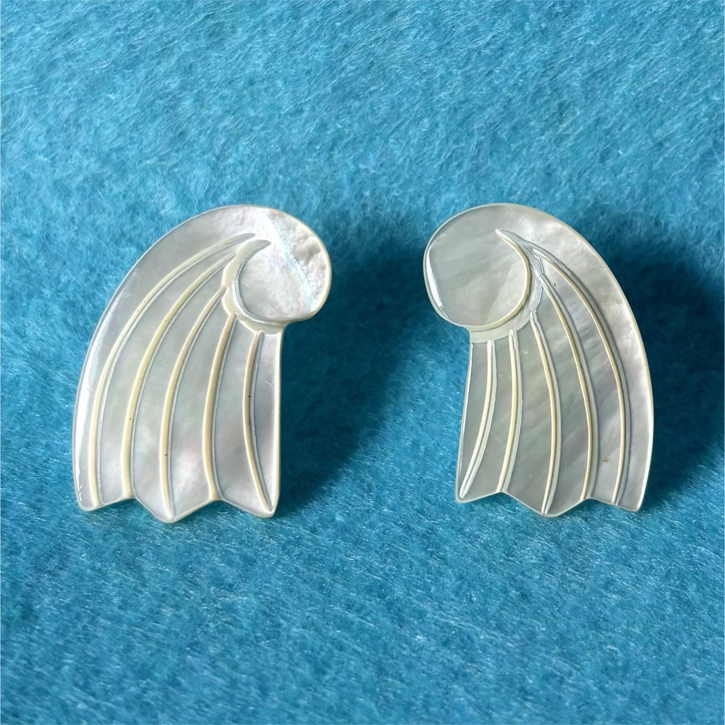 Vintage Mother of Pearl Shell Wing Fan Stud Earrings White
