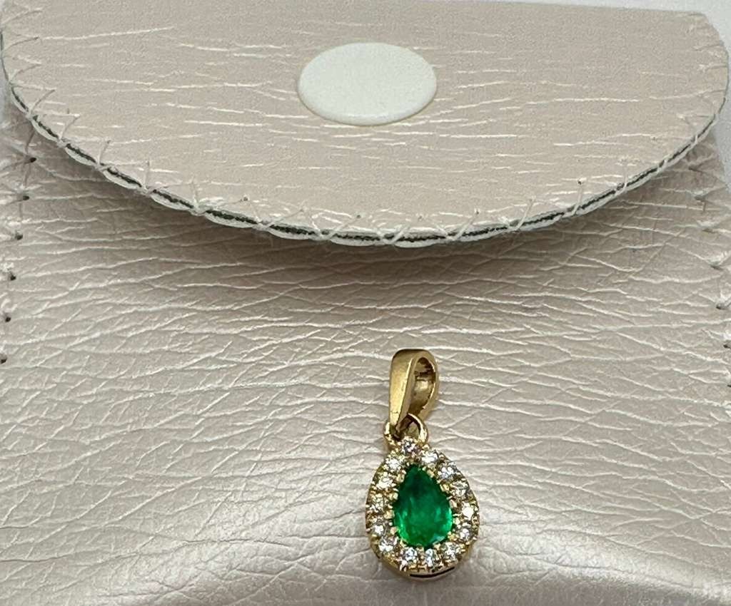 Exquisite Colombian Natural Emerald Pendant with Diamonds in 18KT Yellow Gold