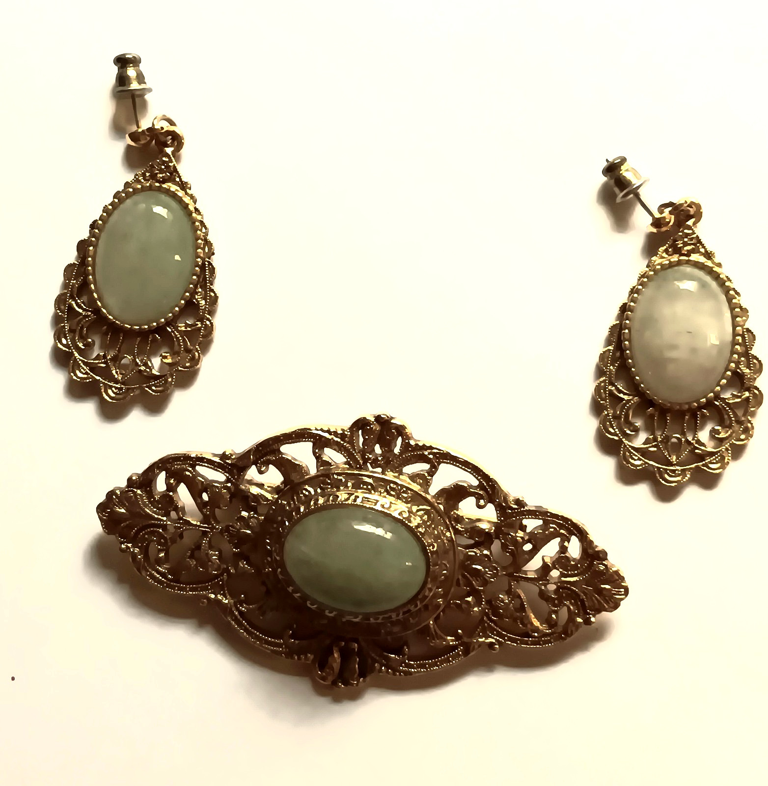 VICTORIAN-STYLE AVENTURINE CABOCHON GOLD-TONE FILIGREE BROOCH & PIERCED EARRINGS