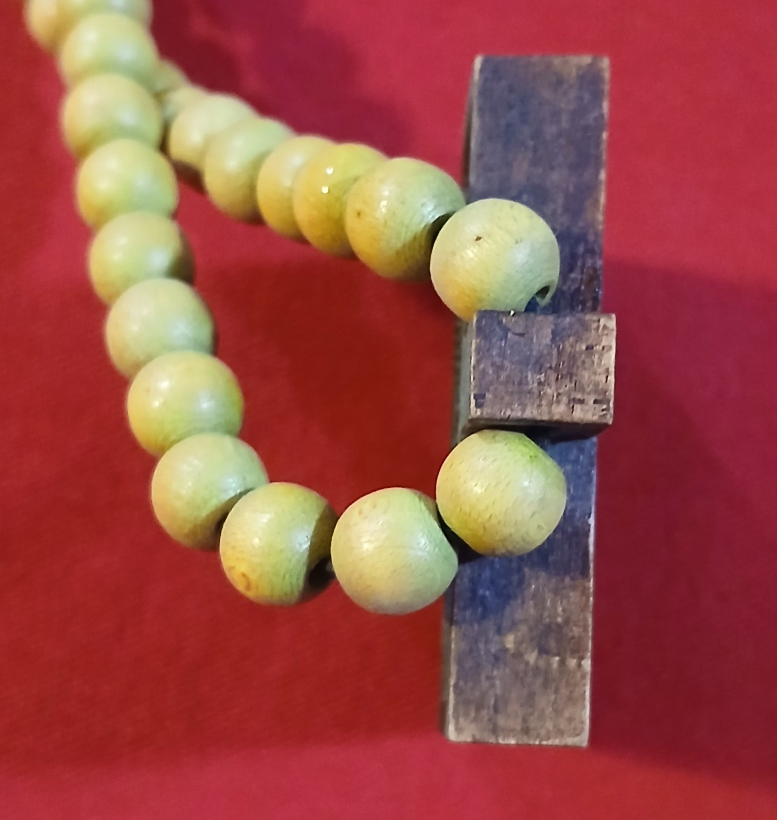 MARIJUANA LEAF PENDANT BEAD NECKLACE☆GOOD WOOD☆4:20☆USED IN GREAT CONDITION