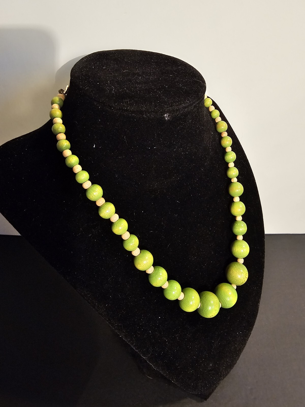 Adjustabe – Green Round Wooden Beaded Necklace With Hook Closure