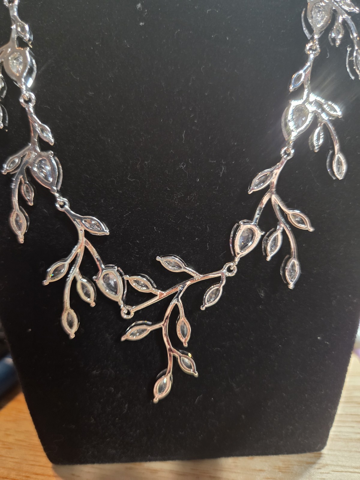 Stunning 18″ Crystal Leaf Vine Necklace Silver Tone Clear Crystal Leaf Open Back