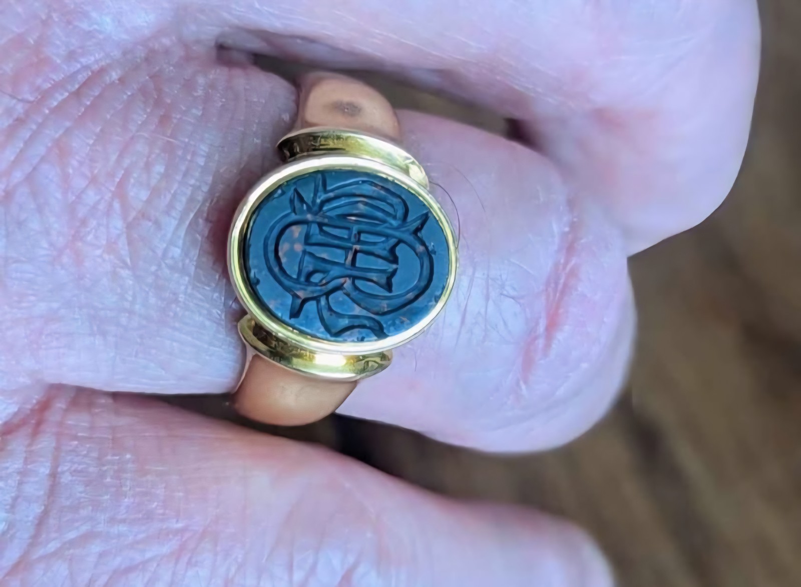 Antique Victorian 18ct Yellow Gold Bloodstone Ring weighing just under 13g