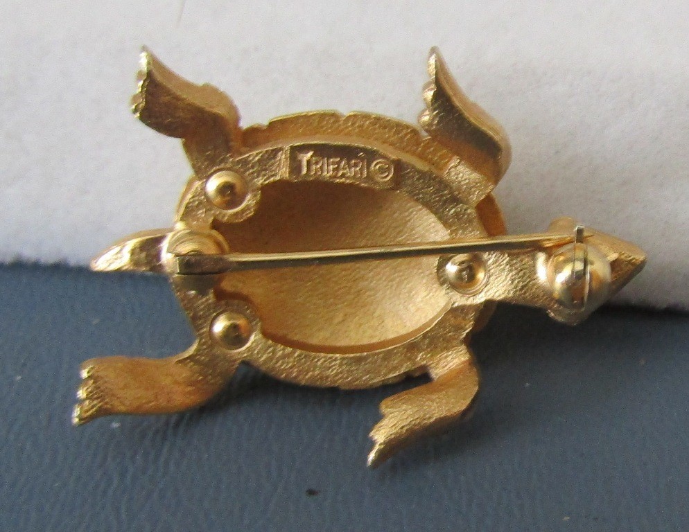 Signed Trifari Gold Tone Yellow Enamel Turtle Brooch Pin 33mm x 23mm