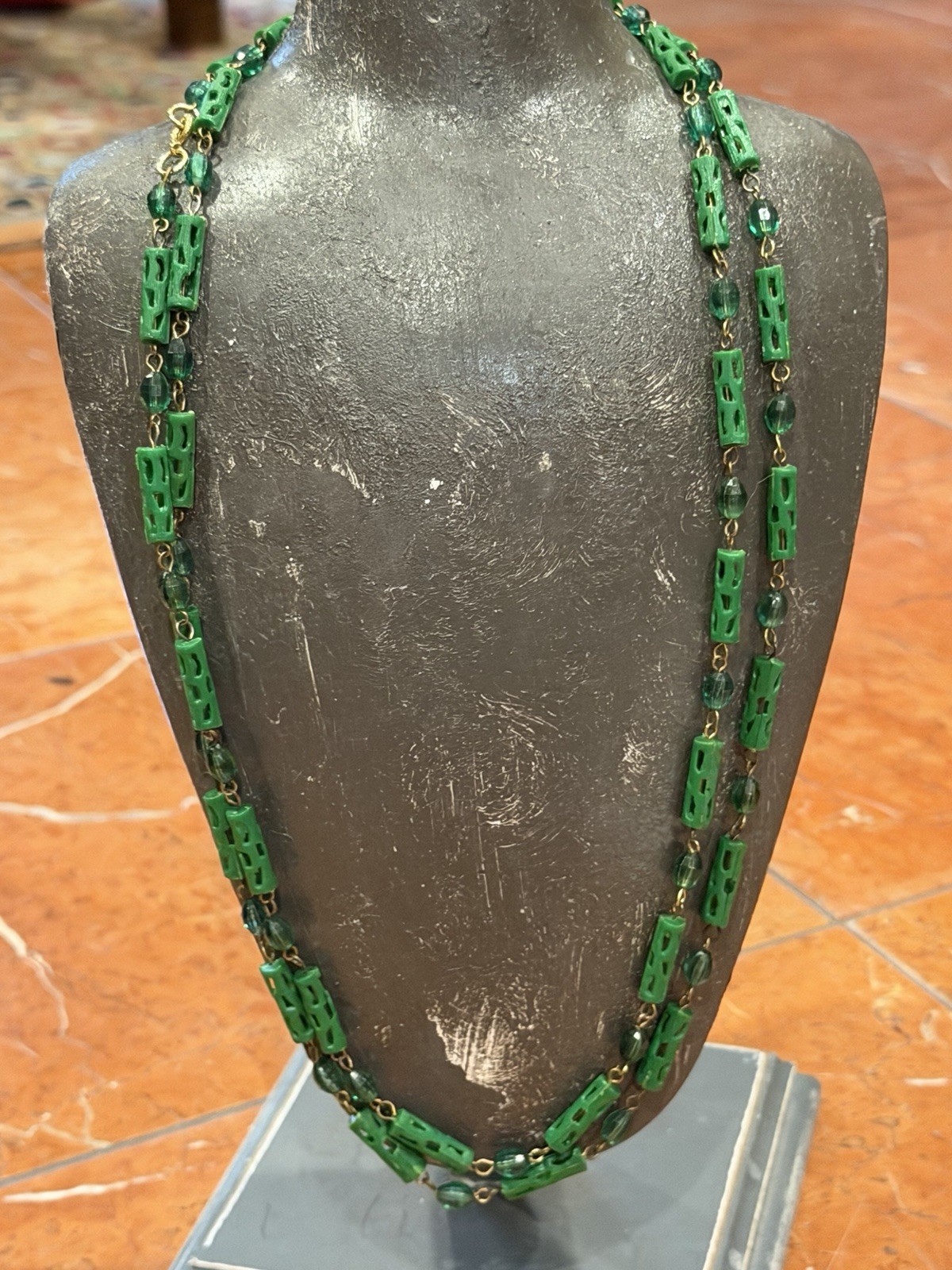 ART DECO FLAPPER GREEN CELLULOID LUCITE TUBE BEADS GOLD LINK 51″ NECKLACE EUC