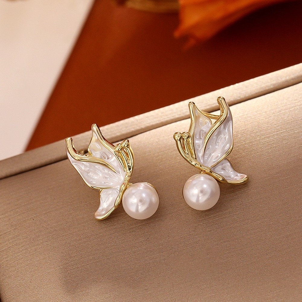 French Style Elegant Butterfly Imitation Pearl Stud Earrings Zinc Alloy GP
