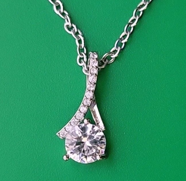 Beautiful Silver Tone Chain Necklace W/pendant