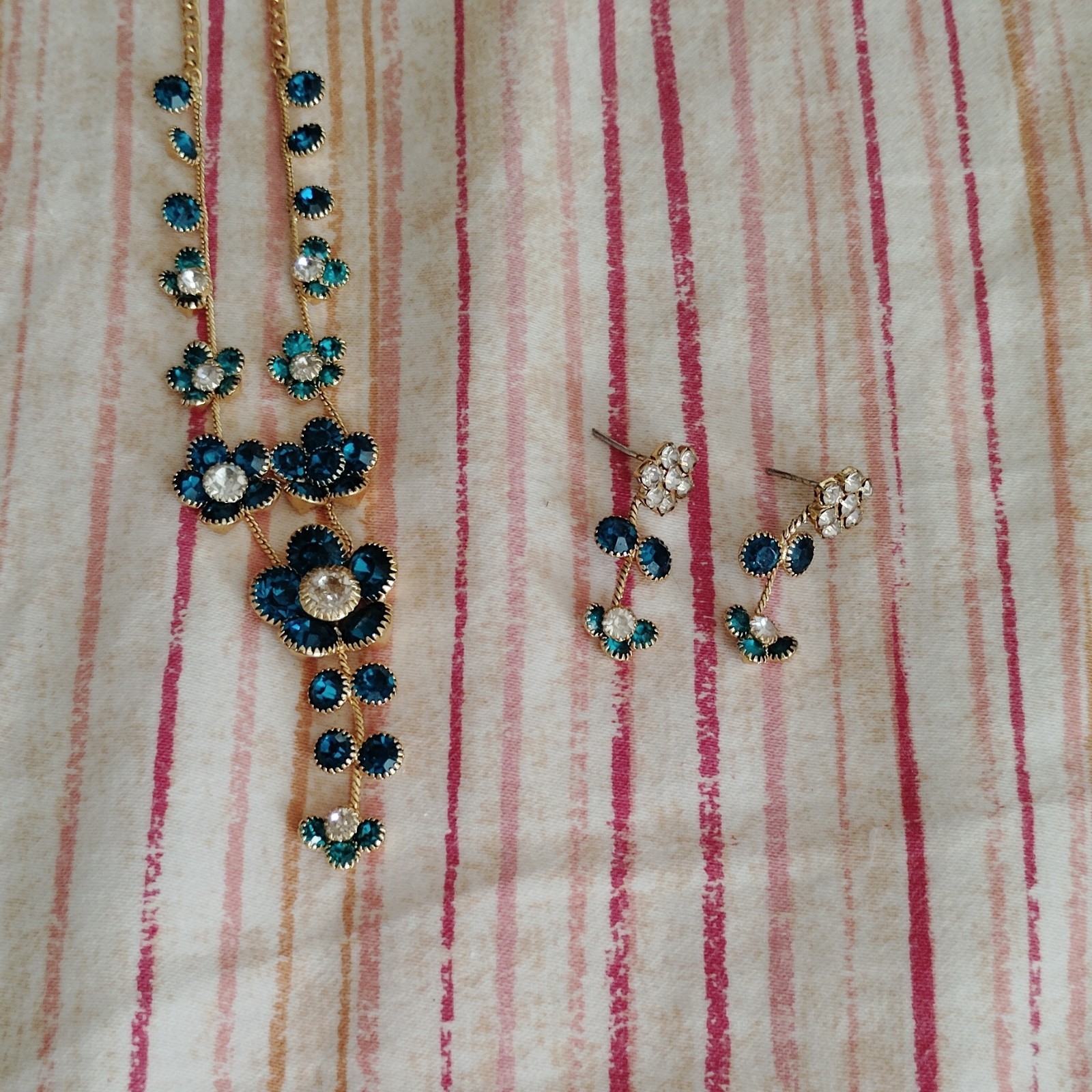 Gold Tone Blue Rhinestone Necklace & Earrings Jewelry Set – Fashion Costume