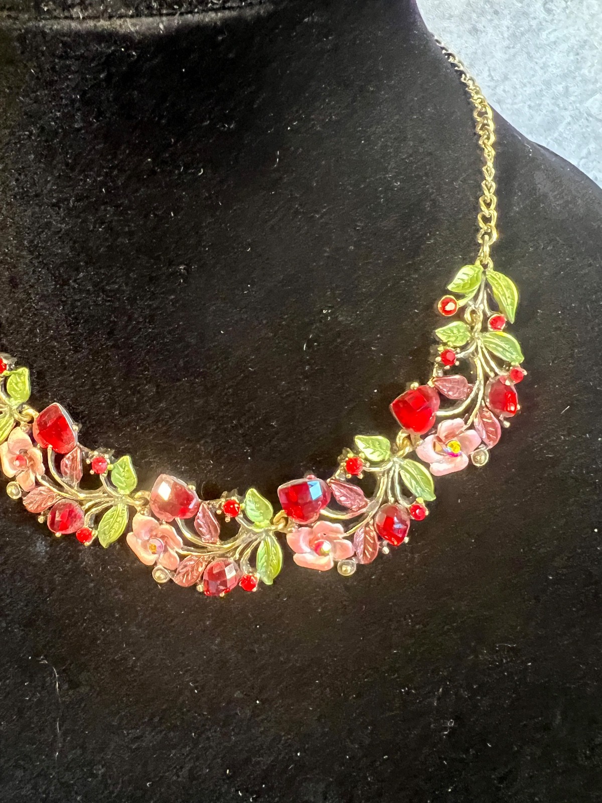 Flower Fashion Necklace Elegant Hearts and Flowers Crystal Red Green 16″ 3″Ex